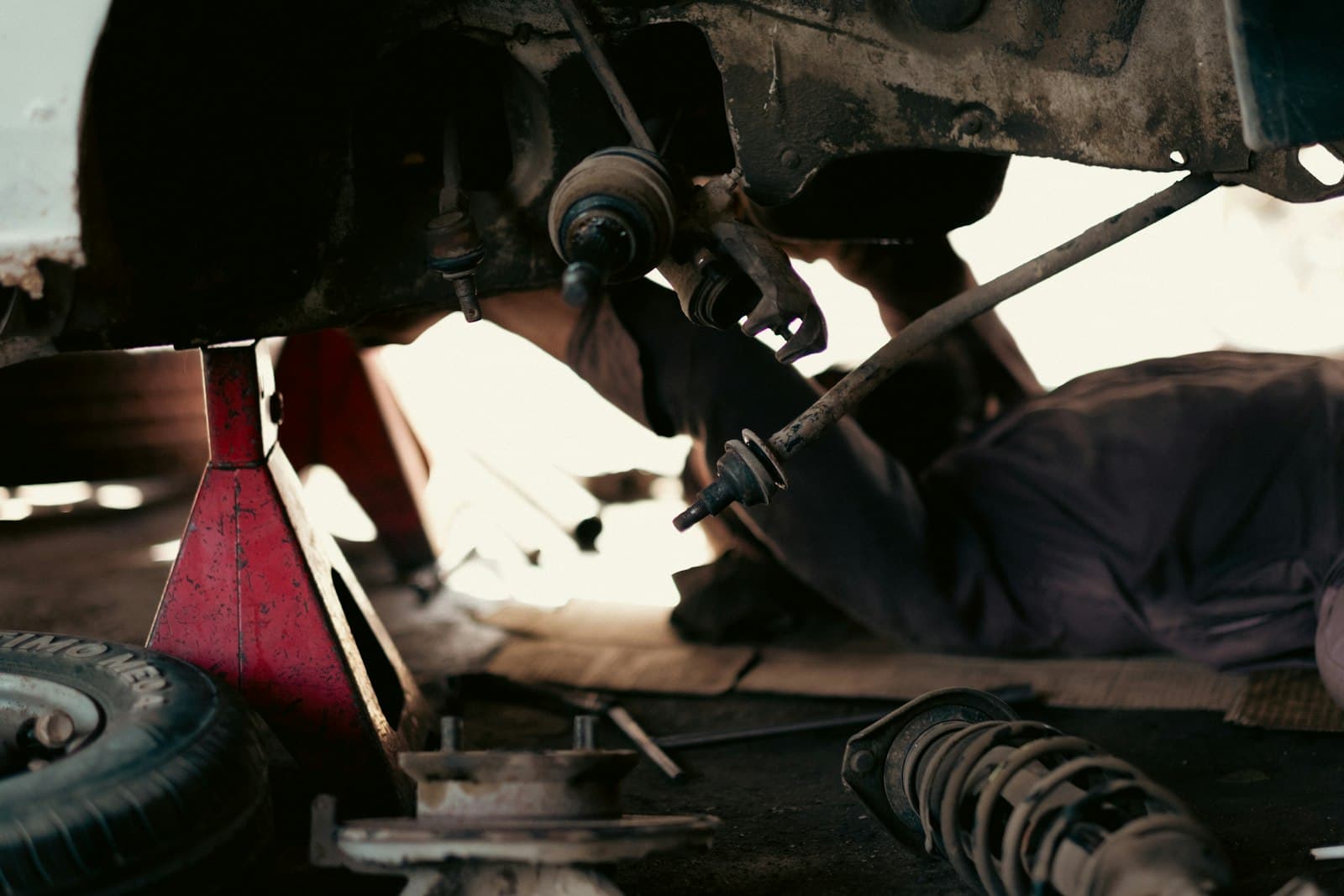 Monteur werkt aan het onderstel van een auto