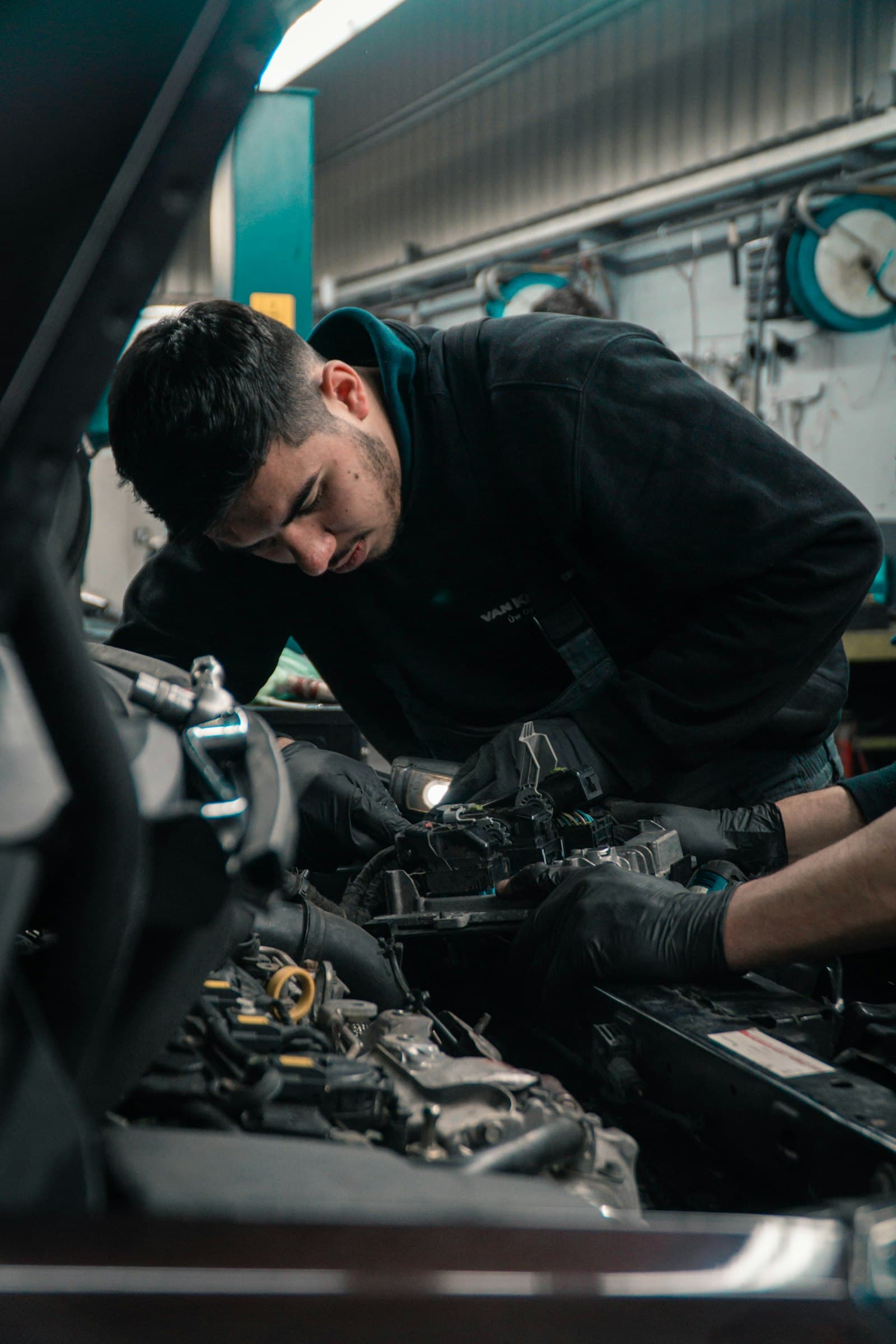 Monteur werkt geconcentreerd aan een motor in de werkplaats